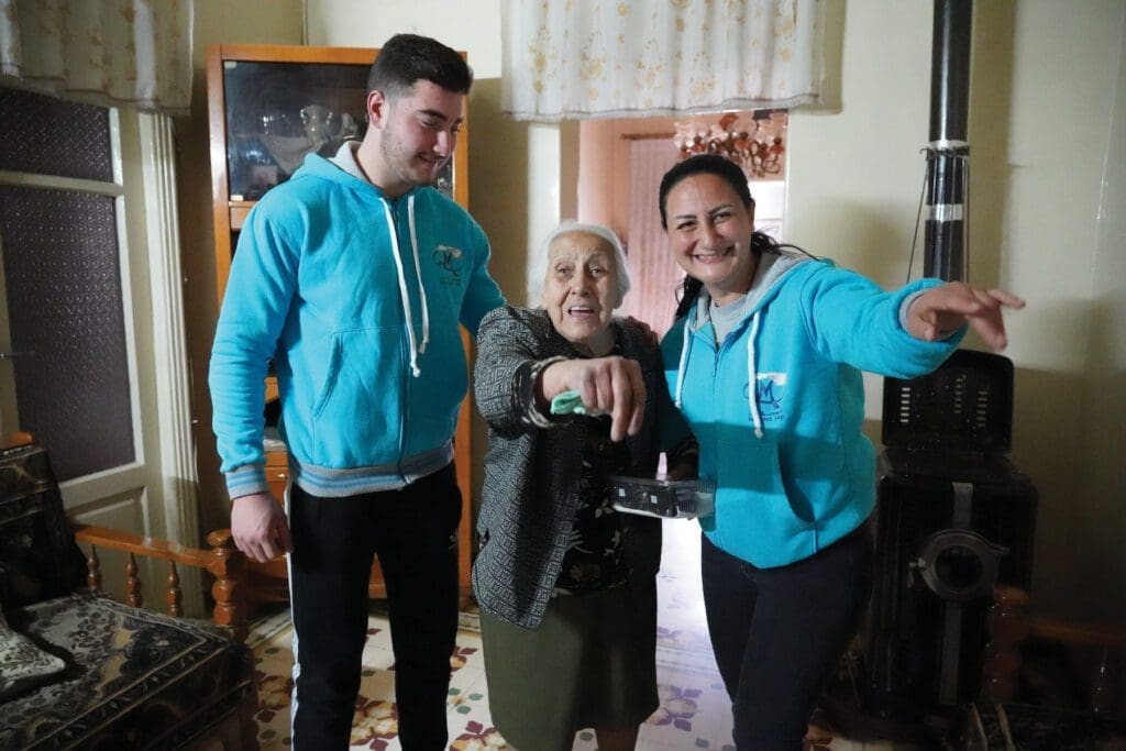 Blue Marists deliver a hot meal to a senior in Aleppo.